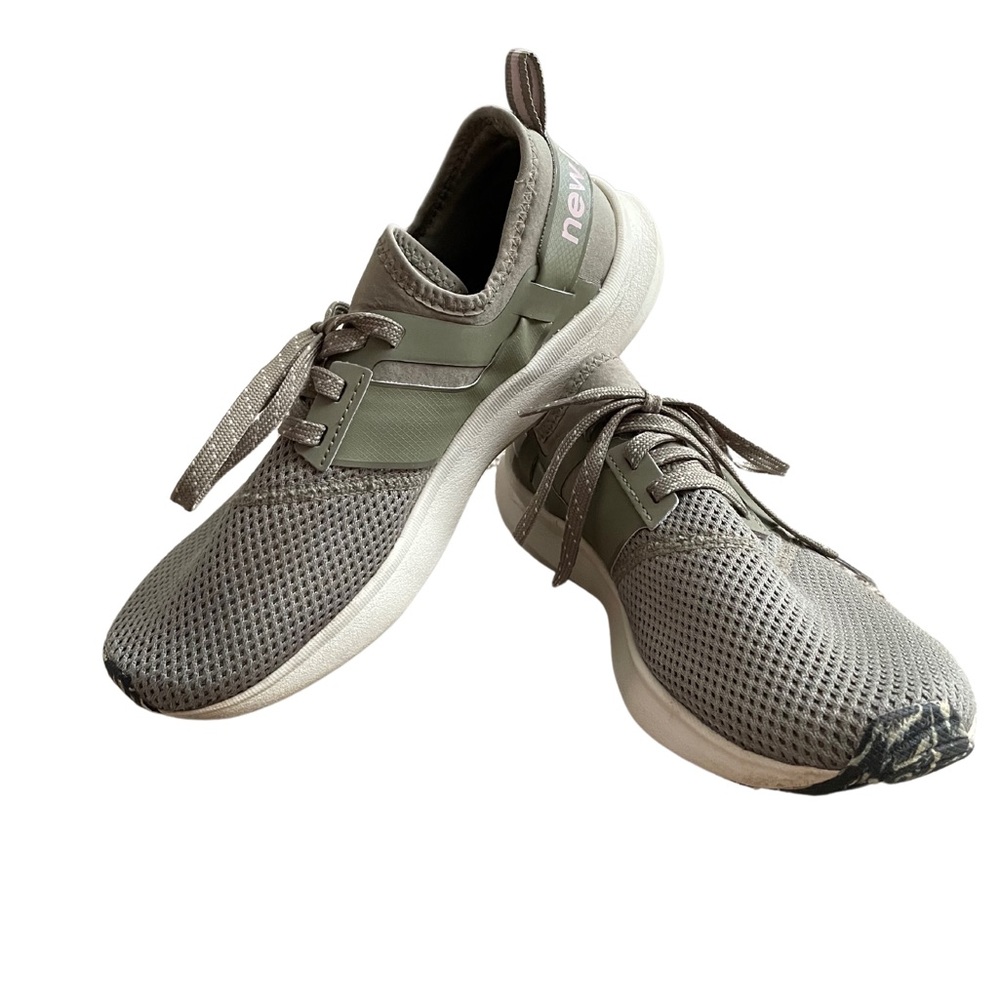New balance, olive color excellent gently used condition size 9
